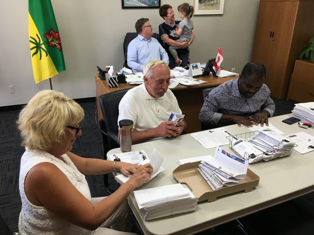SASKATOON-GRASSWOOD VOLUNTEERS HELPING WITH A CONSTITUENCY WIDE MAILOUT